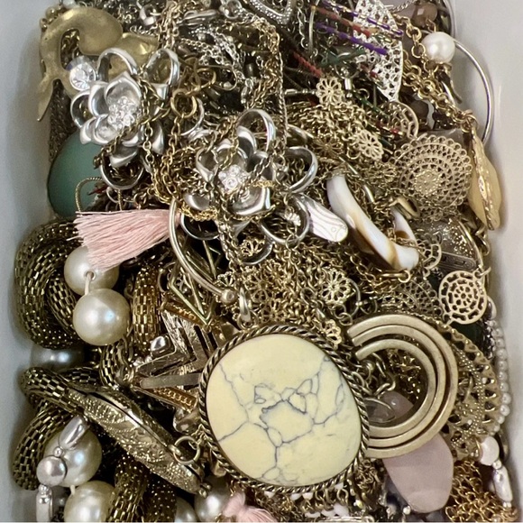 3 LB Big Tangled Jewelry Lot!! tons, and tons of silver and gold chains - Picture 4 of 4